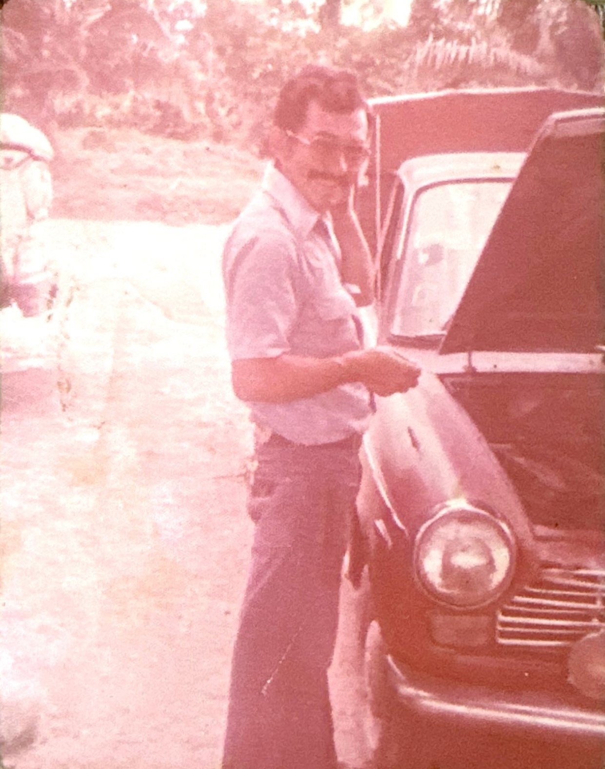 Operador manejando montacargas Clark en almacén industrial, 1969