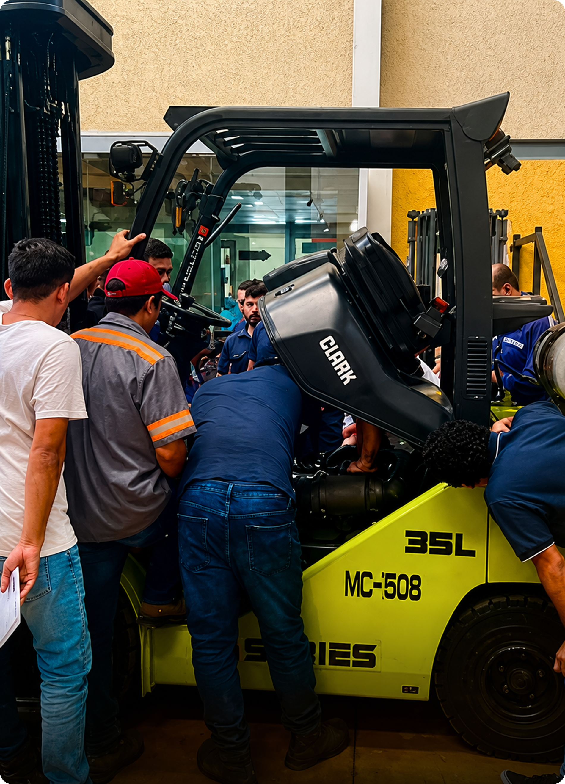 Técnicos realizando mantenimiento a montacargas